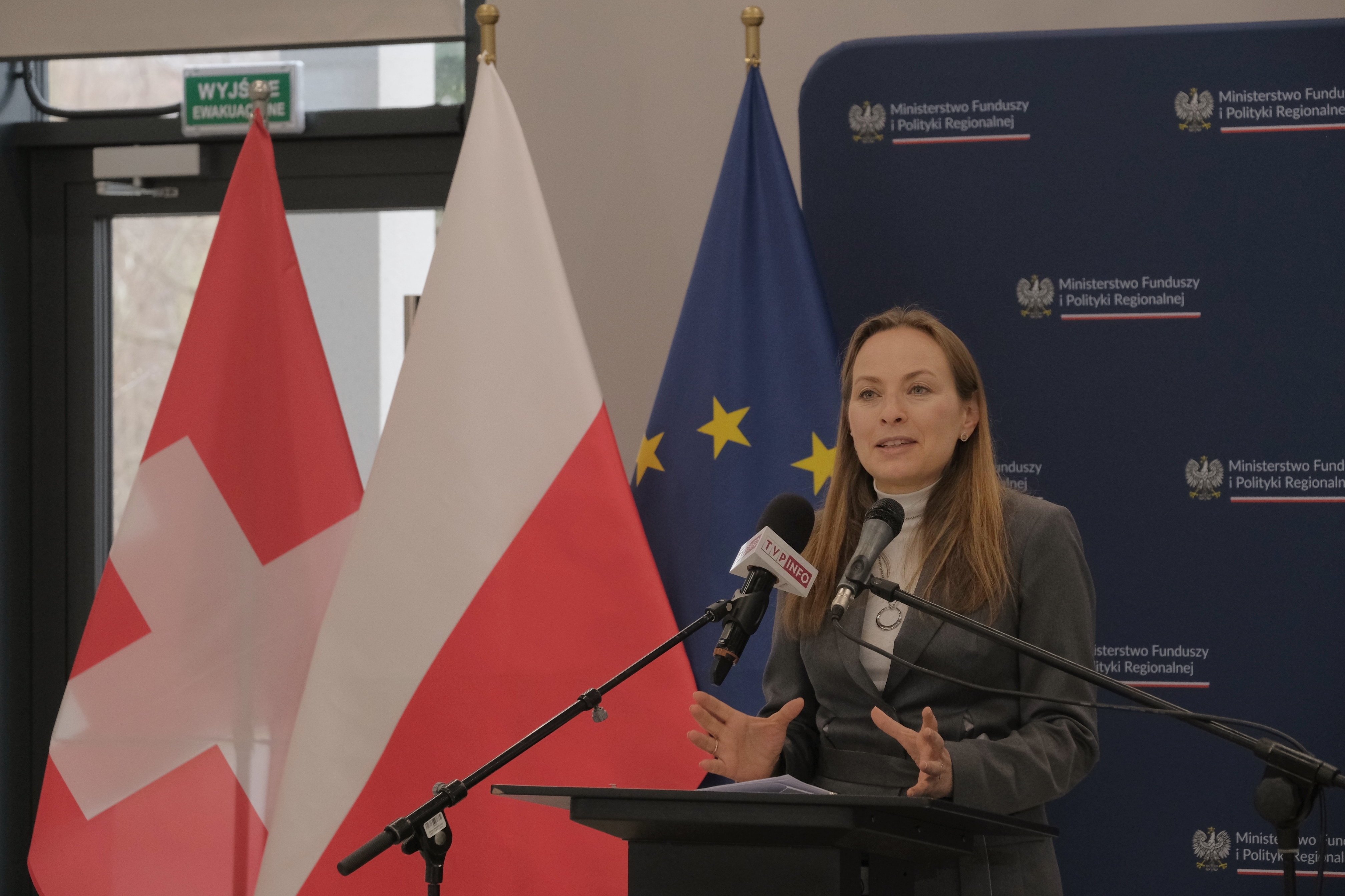 Minister Funduszy i Polityki Regionalnej Katarzyna Pełczyńska-Nałęcz podczas konferencji prasowej w Kraśniku