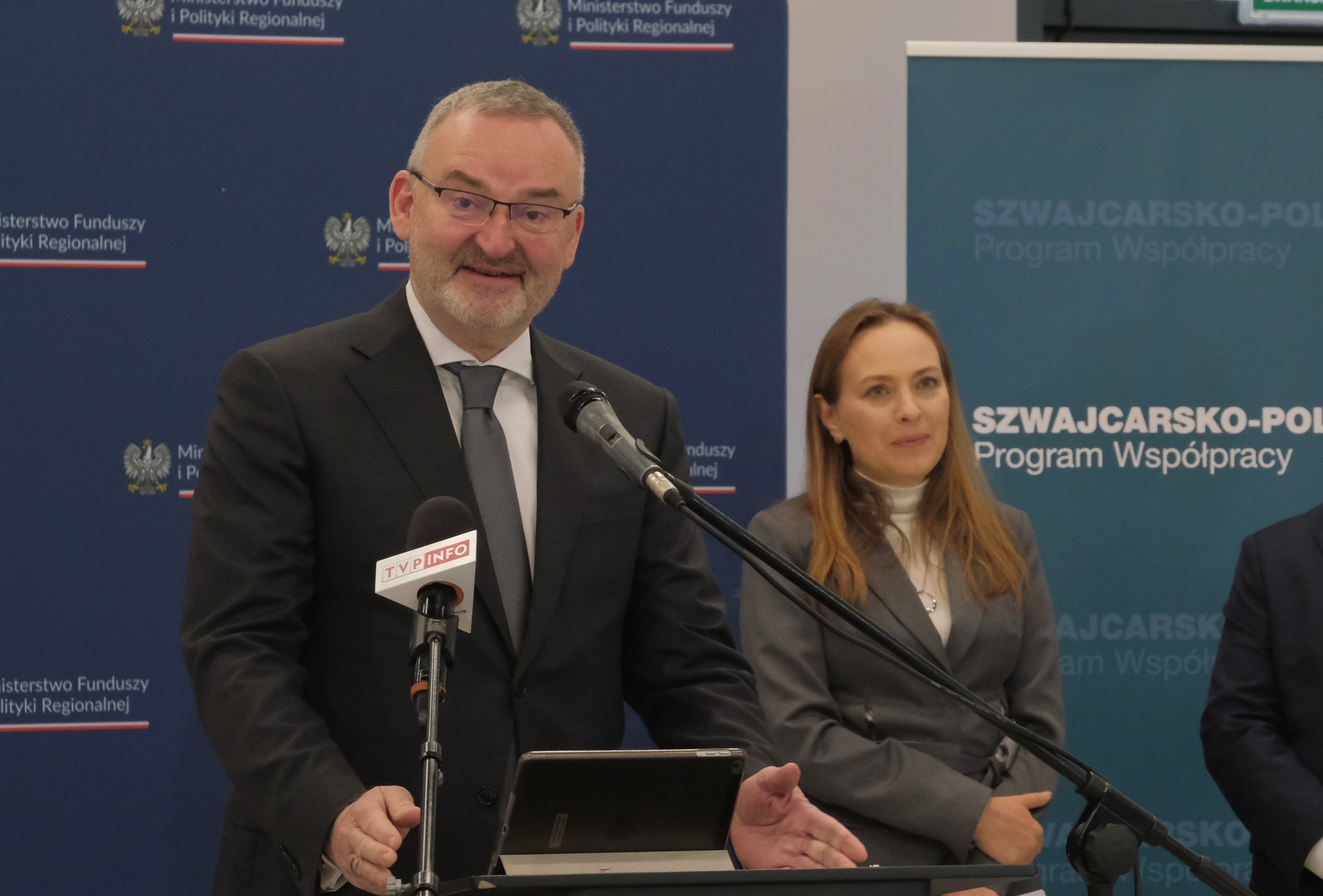 Ambasador Szwajcarii w Polsce Fabrice Filliez na konferencji prasowej w Kraśniku
